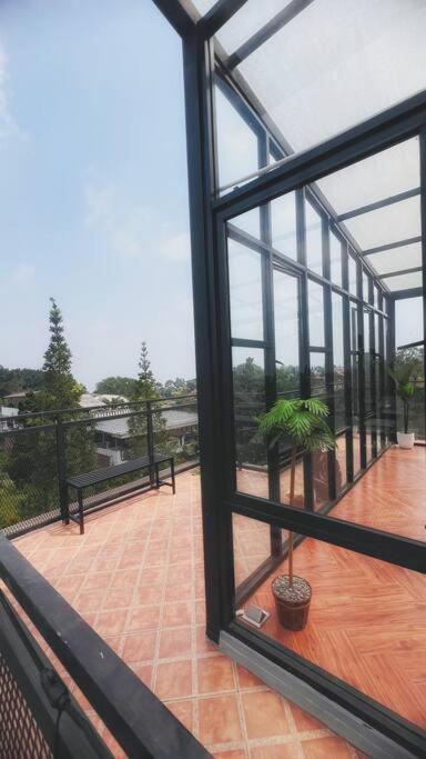 Mimi Castle Full Ac 1200M2 Private Villa Dan Pool Parongpong Lembang Cihanjuang Exterior foto