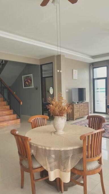 Mimi Castle Full Ac 1200M2 Private Villa Dan Pool Parongpong Lembang Cihanjuang Exterior foto
