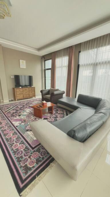 Mimi Castle Full Ac 1200M2 Private Villa Dan Pool Parongpong Lembang Cihanjuang Exterior foto