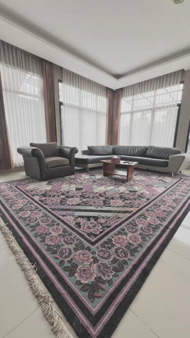 Mimi Castle Full Ac 1200M2 Private Villa Dan Pool Parongpong Lembang Cihanjuang Exterior foto