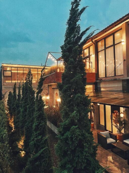 Mimi Castle Full Ac 1200M2 Private Villa Dan Pool Parongpong Lembang Cihanjuang Exterior foto
