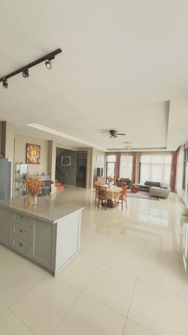 Mimi Castle Full Ac 1200M2 Private Villa Dan Pool Parongpong Lembang Cihanjuang Exterior foto